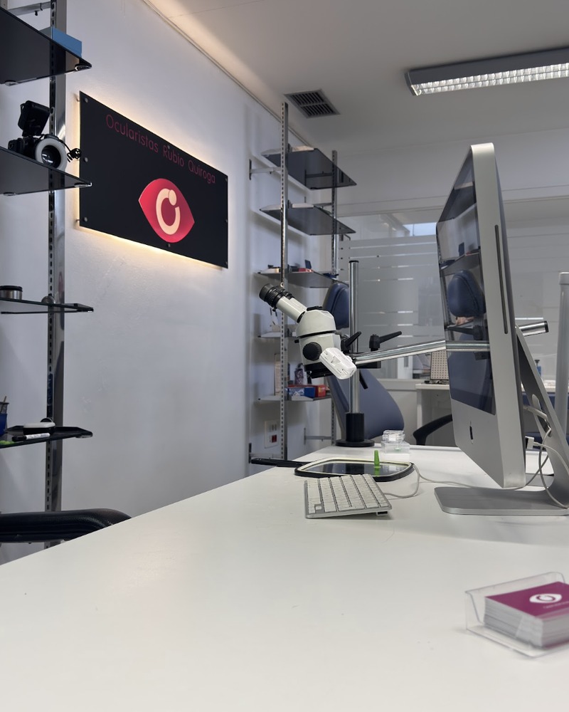 Instalaciones de Rubio y Quiroga Ocularistas Ourense — taller y zona de trabajo